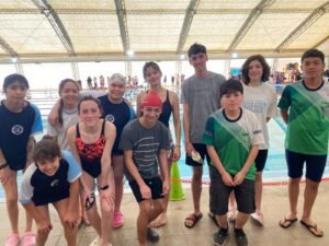 Puede ser una imagen de 12 personas y personas nadando