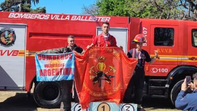 Puede ser una imagen de 4 personas, ambulancia y texto